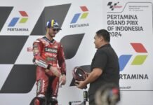 Menpora Dito Serahkan Trophy Juara Ketiga kepada Pembalap Ducati Francesco Bagnaia