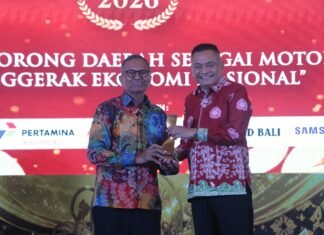 Terima Penghargaan Nasional Disway Top Regional Leader, Bupati Rachmat Riyanto Tingkatkan UMKM Bengkulu Tengah