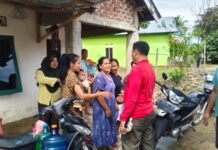 Bersama Bersihkan Bekas Banjir, Bupati Lebong H.Azhari, SH, MH. Komandoi Gotong Royong