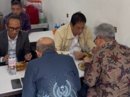 Dukung UMKM Kuliner, Menkeu Purbaya Kunjungi Warung Legendaris di Bogor