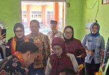 Awal Tahun Ajaran Makin Semangat, Siswa Lebong Terima Seragam Sekolah Gratis